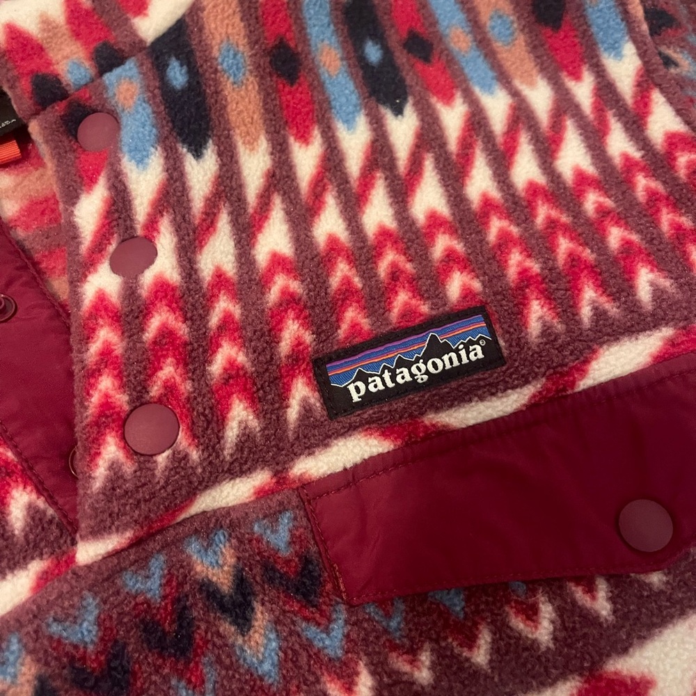 Patagonia, size x-small, like new! 
Multi colored- purple, red, blue, white